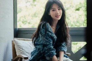 杨紫碎花裙牛仔外套造型惊艳 展现时尚蜕变