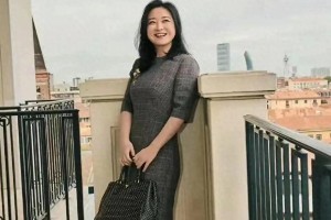 贾玲近照曝光：健康身材获赞，真实美引热议