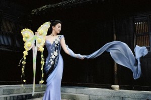刘亦菲杭州春开幕式惊艳亮相，希林娜依高激动献麦