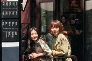 鲁豫张子枫公交站录节目，生图状态惊艳网友