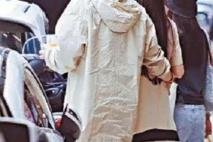 向佐郭碧婷台北逛街孕肚明显 夫妻恩爱引关注