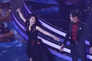 赵露思与凤凰传奇跨年合唱《全是爱》感动全场