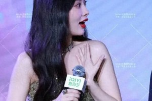 孟子义旧照引热议：颜值扛打但脚部姿态引争议