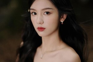 周也白色抹胸短裙造型惊艳亮相，展现95后小花时尚魅力