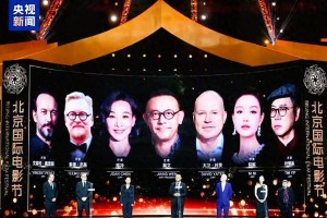 北京电影节红毯：雷佳音胡歌身高差引热议，陈佩斯71岁风采依旧
