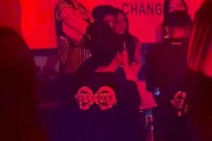 柯淳酒吧狂欢引热议：综艺新人私下烟酒不忌