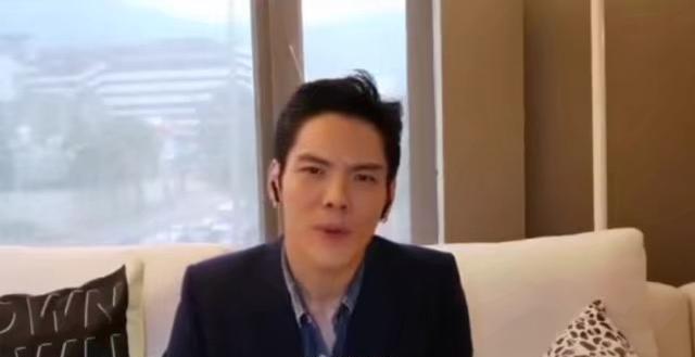 向佐与家人合影