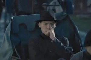 向佐《门前宝地》摸鼻梁动作解析：致敬还是演技争议？