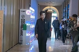 48岁黄晓明华表奖亮相显憔悴，身形消瘦引关注